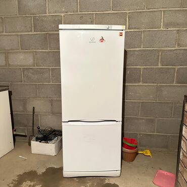 32 дюйм: Холодильник Indesit, Двухкамерный