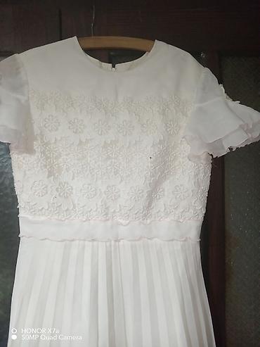 cipkaste vencanice: Belo elegantno haljina midi dužine sa cvetnim čipkanim gornjim delom i — 2
