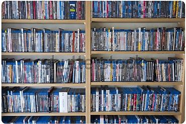 CD, DVD дисктер: Видео DVD-дисктер (фильмдер менен) сатылат, 15 сомдон, баарын алсаңыз — 2