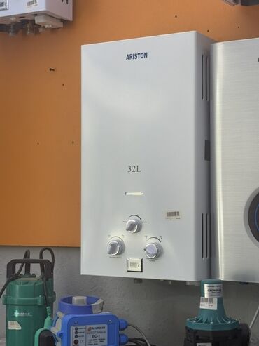 divar üçün kafel: Ariston markalı, 32 litr tutumlu divara quraşdırılan su qızdırıcısı