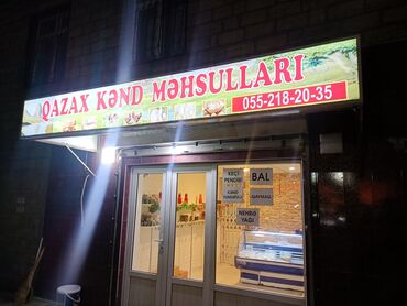 ad günü tortları oğlan üçün: Kənd məhsulları dükanına anlayışı olan, müştəriyə izah verən Xanım