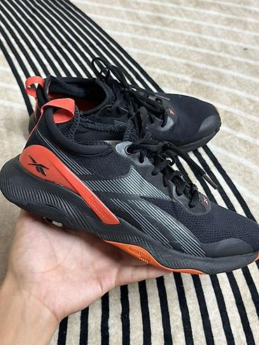 Мужские кроссовки, 39, Reebok, Б/у, цвет - Черный, Самовывоз, Бесплатная доставка at lalafo.kg Мужские кроссовки, 39, Reebok, Б/у, цвет - Черный, Самовывоз, Бесплатная доставка