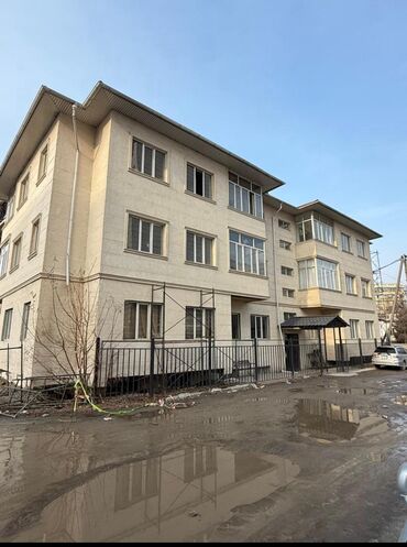 сатыла турган квартира: 2 бөлмө, 70 кв. м, Малосемейка, 1 кабат, ПСО (өзү оңдоп түзөтүп бүтүү үчүн)