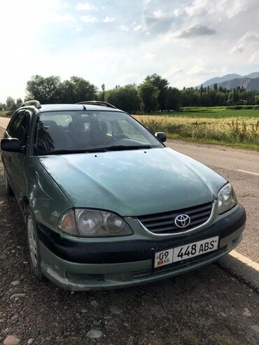 машины аварийные: Универсал Toyota Avensis в зеленом цвете, оснащенный рейлингами на