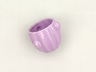 Fioletowa ceramiczna doniczka o kształcie przypominającym kaktusa. Ma