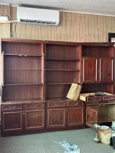 верблюжье одеяло текстиль: Кире бериш үчүн шкаф, Колдонулган, Күзгүсүз, Жыгач