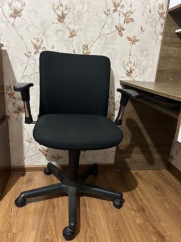 komputer setup: Ofis/Kompüter kreslosu – qara rəng - Rahat oturacaq və bel dəstəyi — 1