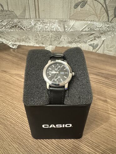 женские кроссовки reebok classic: Б/у, Наручные часы, Casio, цвет - Черный