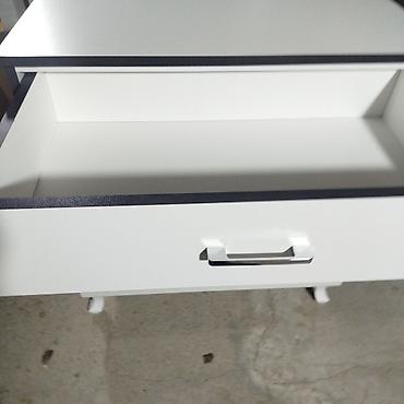 mini drel: Ağ rəngdə 4 çekmeceli komod - Minimalist dizayn: ağ ön panellər, tünd — 9