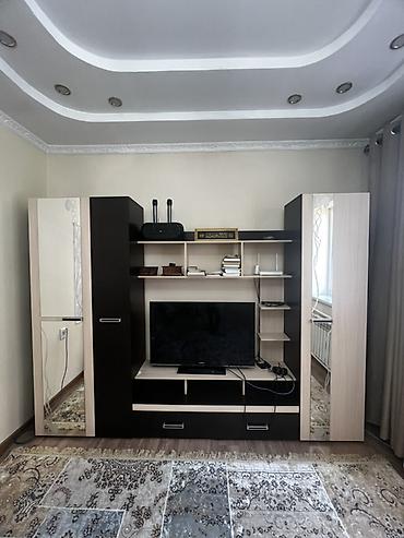 standing mirror: Гостиная стенка с местом под ТВ и зеркальными дверцами - Материал — 2