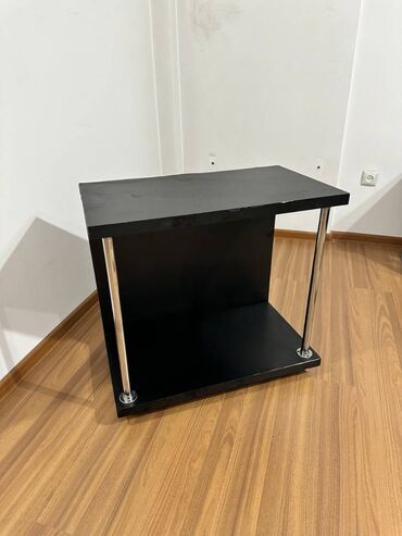 доставка мебели: Журнальный столик на колесиках. В отличном состоянии. Подойдет для