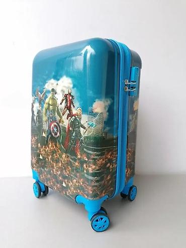 tosca blu patike: Dečiji kofer plave boje sa printom Osvetnika. Kofer je izrađen od — 4