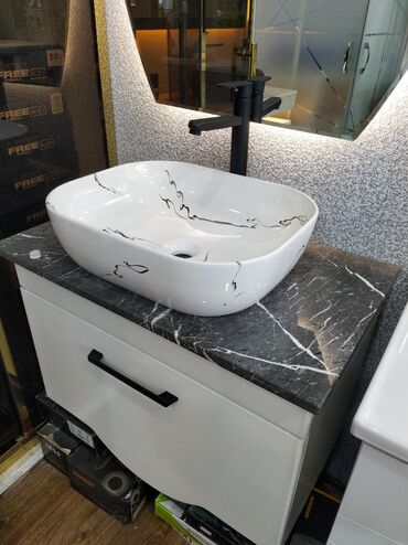hamam kuncluyu: Mərmər naxışlı ağ rəngli, oval formalı keramika lavabo. Qara mat