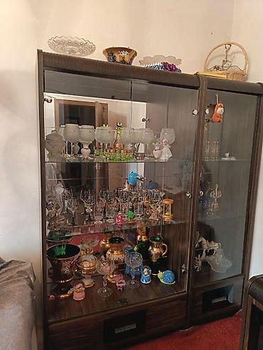 Dolab vitrinləri: Şüşə vitrin dolabı – 2 bölməli - Material: taxta karkas, şüşə qapılar — 1
