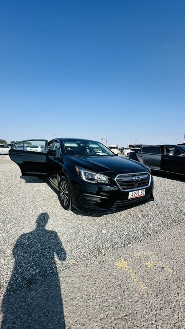 крутые машины: Черный седан Subaru Legacy с четырьмя дверями, обеспечивающий комфорт