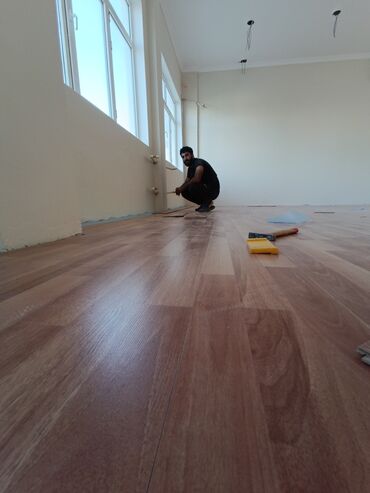 Döşəmə işləri: Laminat ustası her bir nov laminatlarin vurulmasi bilintuslarin — 9