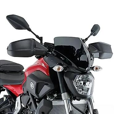 hauba golf 4: Crni vetrobran za motocikl sa dodatnim štitnicima za ruke. Vetrobran — 2