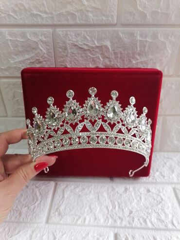 Aksesoari za kosu: Svečane srebrne tijare sa kristalima - Elegantan dizajn sa bogato — 3