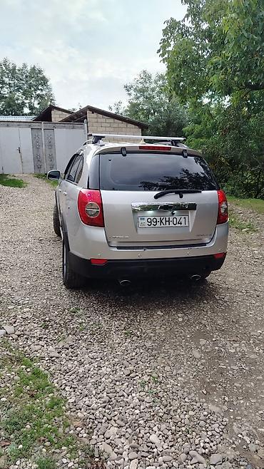 Chevrolet: Chevrolet Captiva, gümüş rəngli, 5 qapılı SUV. Əsas xüsusiyyətlər: - — 6