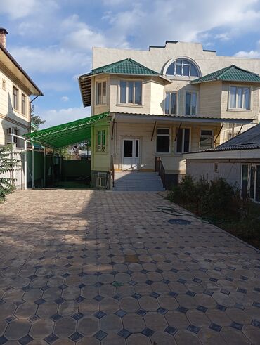 земельный участок продажа: Сдаю 2 х этажный особняк, 5 комнат 3 сан узла,двор большой на 7-8