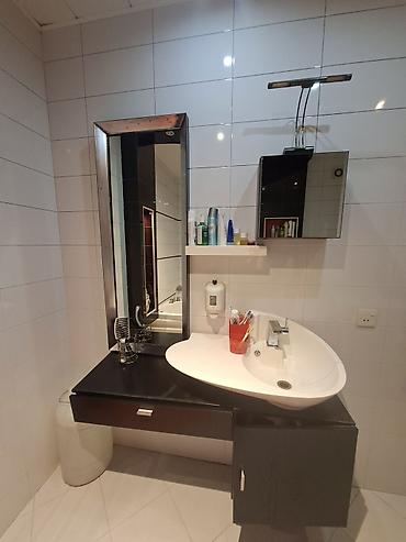 шкаф в ванную: Modern vanna otağı üçün lavabo və mebel dəsti - Asimmetrik dizaynlı — 1