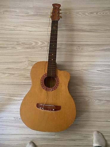 gitara capo: Kohnə gitaralardan . vəzzitəti yaxşı amma strunları təmirə ehtiyaci — 3