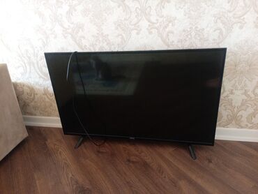 купить бу телевизор 32 дюйма: Smart televiziya qara rəngdə və incə çərçivə dizaynına malikdir. İki
