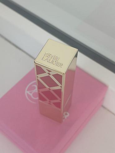 mohur: Estee Lauder dodaq pomadası - Brend: Estee Lauder (qablaşdırmada loqo — 2