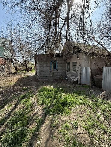 Дом расположены в селе военно Антоновка по улице Ленина участок 8 .83
