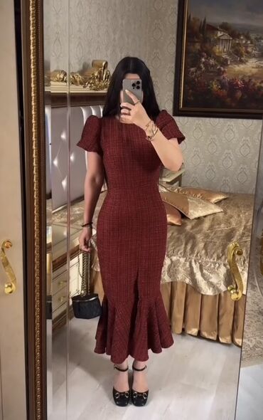 платье миди с разрезом на ноге: Элегантное женское платье миди из плотной фактурной ткани с тонким