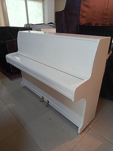 Zwermann upright pianino – ağ, parlaq lak örtük. Əsas xüsusiyyətlər