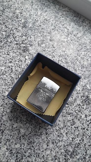 a herifi: Məhsul: Zippo benzinli alışqan Təsvir: - Orijinal Zippo, alt hissədə — 4