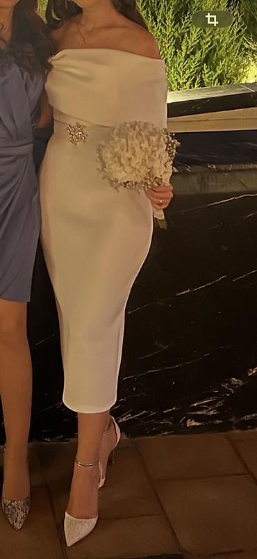 Ağ rəngli zərif midi don - Model: off-shoulder (açıq çiyinli), yuxarı