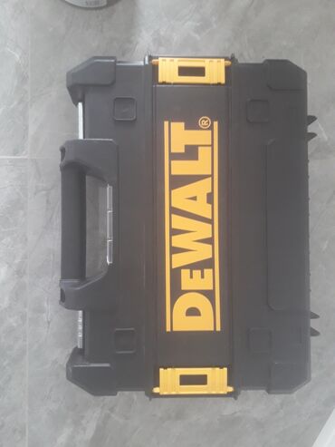 Lak-boya məhsulları: DeWalt lazer səviyyəsi dəsti, qara və sarı rənglərdə möhkəm daşıma