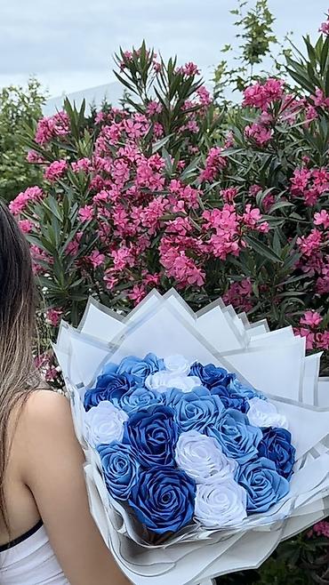qizil güller: Mavi çalarların harmoniyasında gül buketi - Tərkib: tünd mavi, mavi — 1
