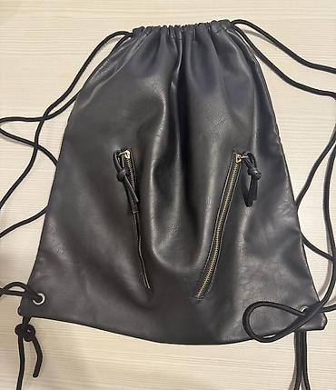 deri çanta: Qara rəngli dəri görünümlü idman tipli çanta (drawstring/backpack) — 1