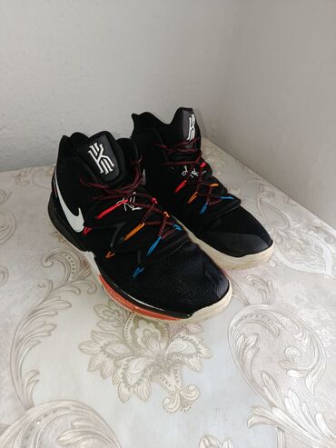 купить электросамокат в польше: Nike kyrie 5 
Состояние идеальное 
Размер 41
Ценна 2700