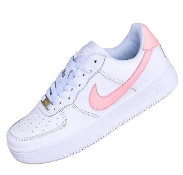 air max carbon: Nike Air Force 1 ženske patike – bela boja sa ružičastim Swoosh — 1