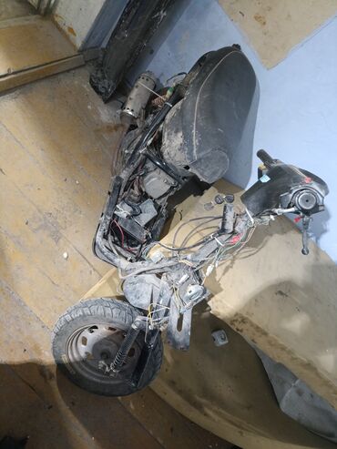 Скутеры: Мопед красного цвета с черными и серыми акцентами. Оснащен передней — 34