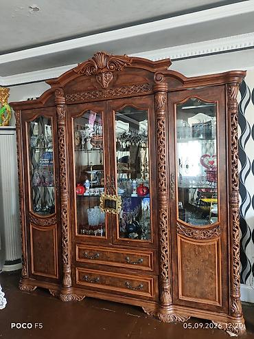 Klassik üslubda böyük vitrin-bufet - Material: təbii ağac lalafo.az -da Klassik üslubda böyük vitrin-bufet - Material: təbii ağac