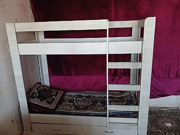 bunk bed: Двухъярусная кровать из ЛДСП светлого оттенка. - Компоновка: нижний и — 3