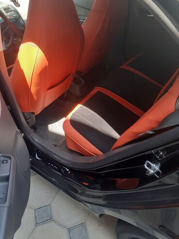 Chevrolet Cobalt modeli, parlaq qara rəngdə, dördqapılı sedan kuzov