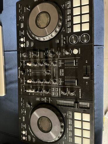 mustuk: DJ avadanlıqları paketi - DJ stendi: Metall konstruksiya, tənzimlənən