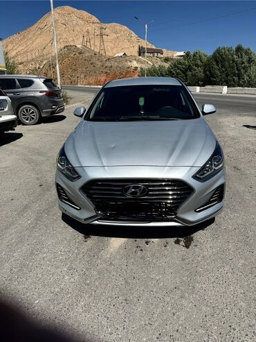 обмен на авто с доплатой: Элегантный седан Hyundai Sonata серебристого цвета, оборудованный