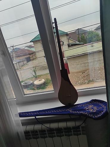 Продаю отличный комуз, покупался в 2021 году. Дерево за эти годы