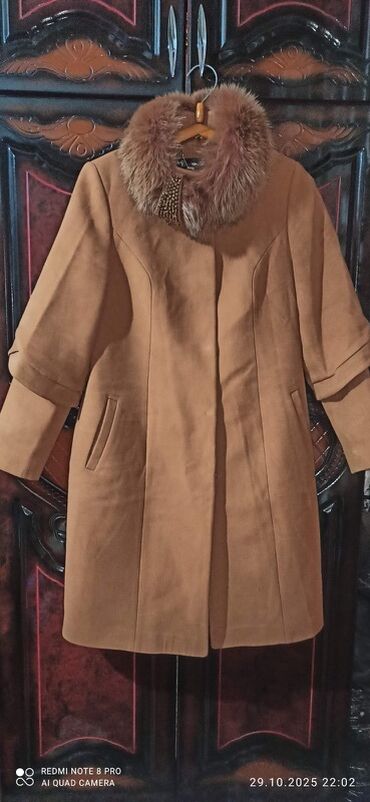чачы casio: Женское пальто карамельного оттенка с меховым воротником - Фасон