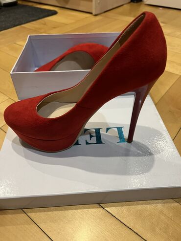 красные замшевые туфли: Туфли 37, цвет - Красный