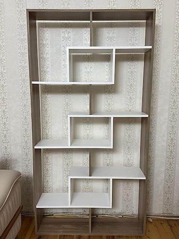 divarda kitab refi: Müasir dizaynlı kitab rəfi / dekorativ stend - Model: açıq tip modul — 1