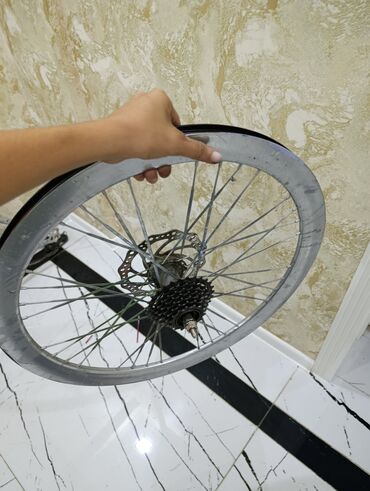 Velosiped ehtiyyat hissələri: Velosiped üçün ehtiyat hissələri və alətlər dəsti Tərkib: - — 9