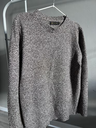 Свитера: Продаю б/у вязаный свитер серого цвета, размера М. Свитер в идеальном